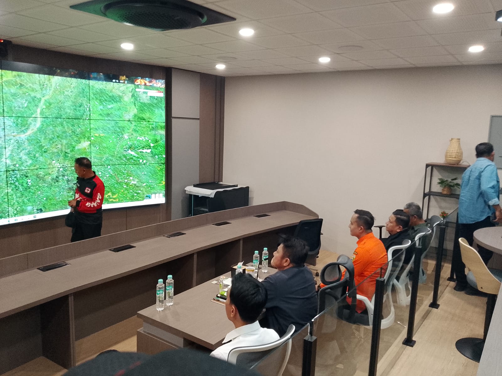 Polres OKI Dampingi Gubernur Sumsel Pantau Karhutla, Asap dari Jungkal Mengarah ke Palembang