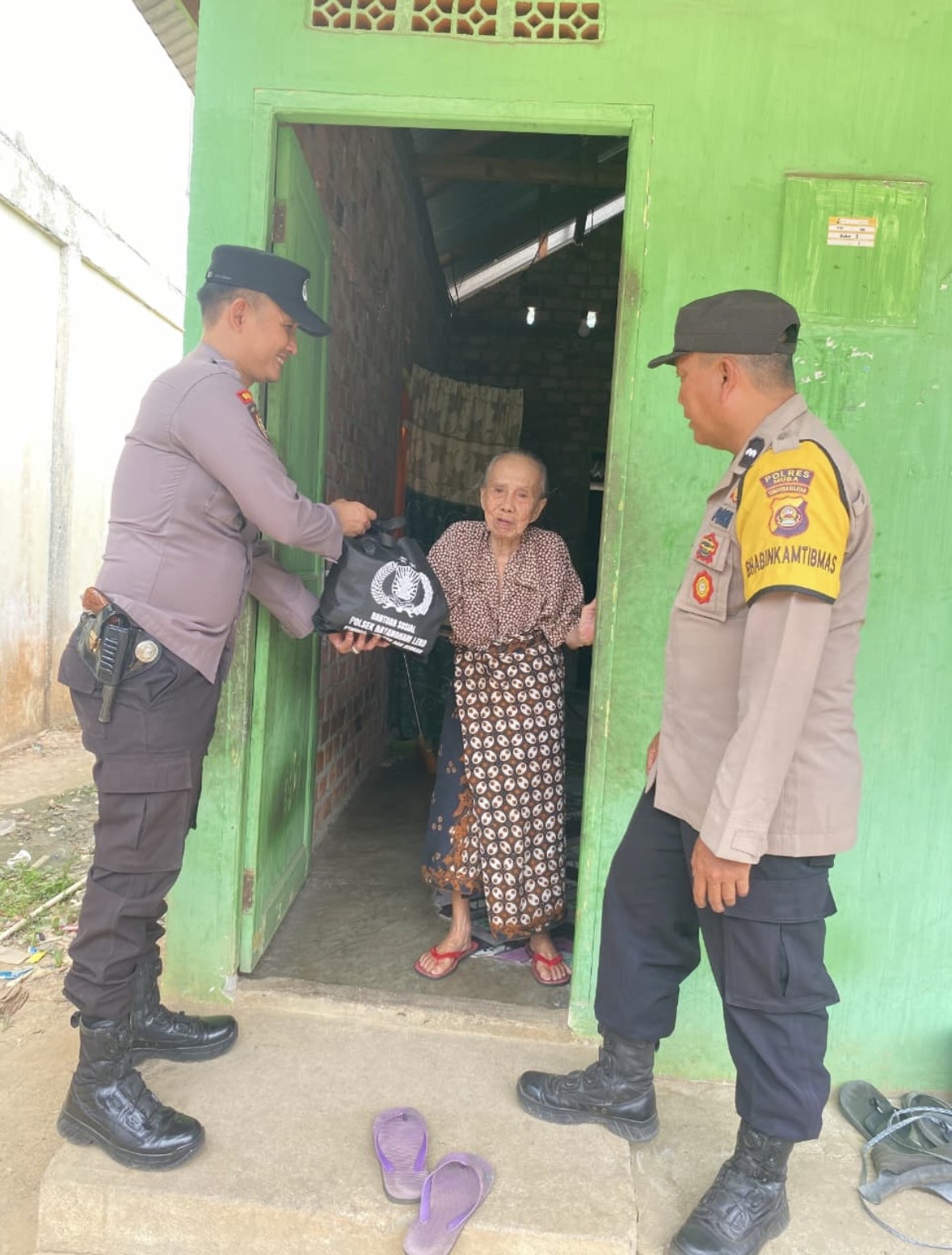 Jumat Berkah, Polsek Batanghari Leko Salurkan 10 Paket Sembako untuk Warga Kurang Mampu di Desa Tanah Abang