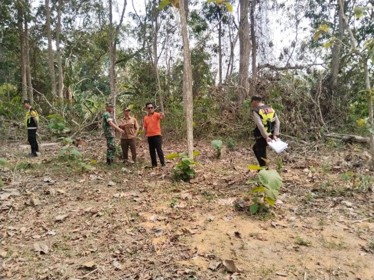 Langkah Preventif Polsek Belitang I Bersama TNI dan Masyarakat Peduli Api Tegaskan Pengawasan Titik Rawan di Musim Kemarau