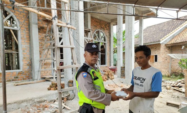 Mendekatkan Diri ke Masyarakat, Polsek Belitang II Gelar Aksi Sedekah Nasi Bungkus