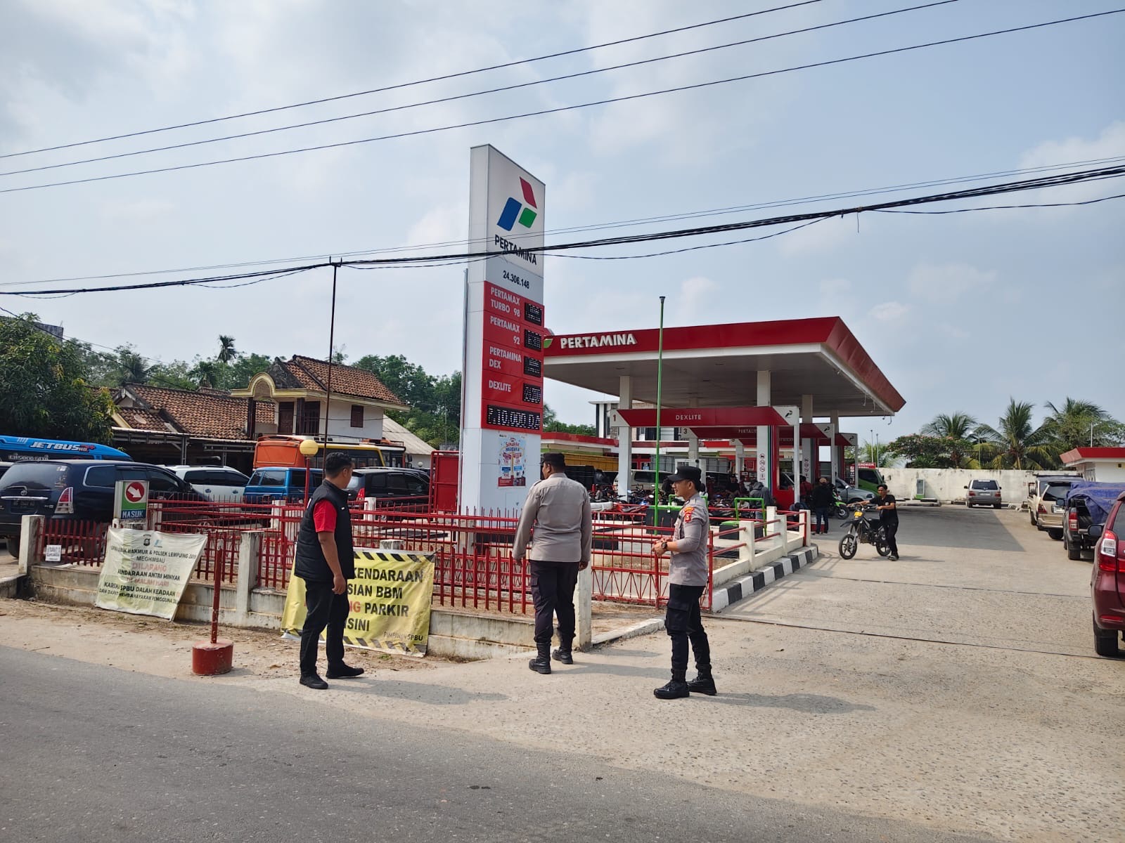 *Polres OKI Awasi Distribusi BBM di SPBU, Cegah Penyalahgunaan dan Antrean Panjang*