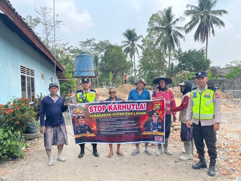 Langkah Konkret Cegah Karhutla, Polsek Belitang I Masifkan Pemasangan Spanduk dan Sosialisasi Maklumat di Desa-Desa