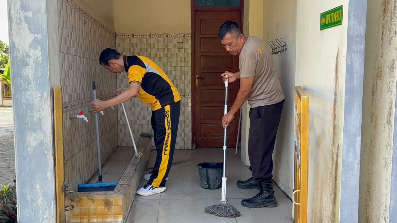 Program Belida Polda Sumsel, Polsek SP Padang Bersihkan Masjid Siti Aisyah Lewat Gerakan ASRI