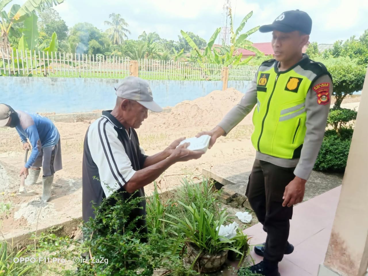 Sentuh Hati Warga Desa Raman Jaya, Personel Polsek Belitang II Bagikan Makanan dan Pererat Silaturahmi