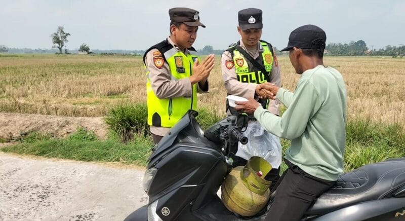 Perkuat Kepedulian Sosial, Personil Polsek Buay Madang Timur Bagikan Paket Makanan ke Masyarakat