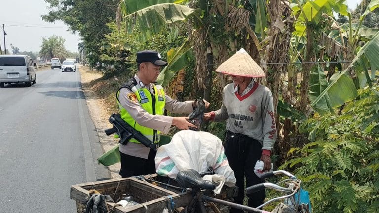 Wujud Kepedulian Sosial, Personel Polsek Belitang I Gelar Kegiatan Sedekah dan Berbagi Kepada Masyarakat