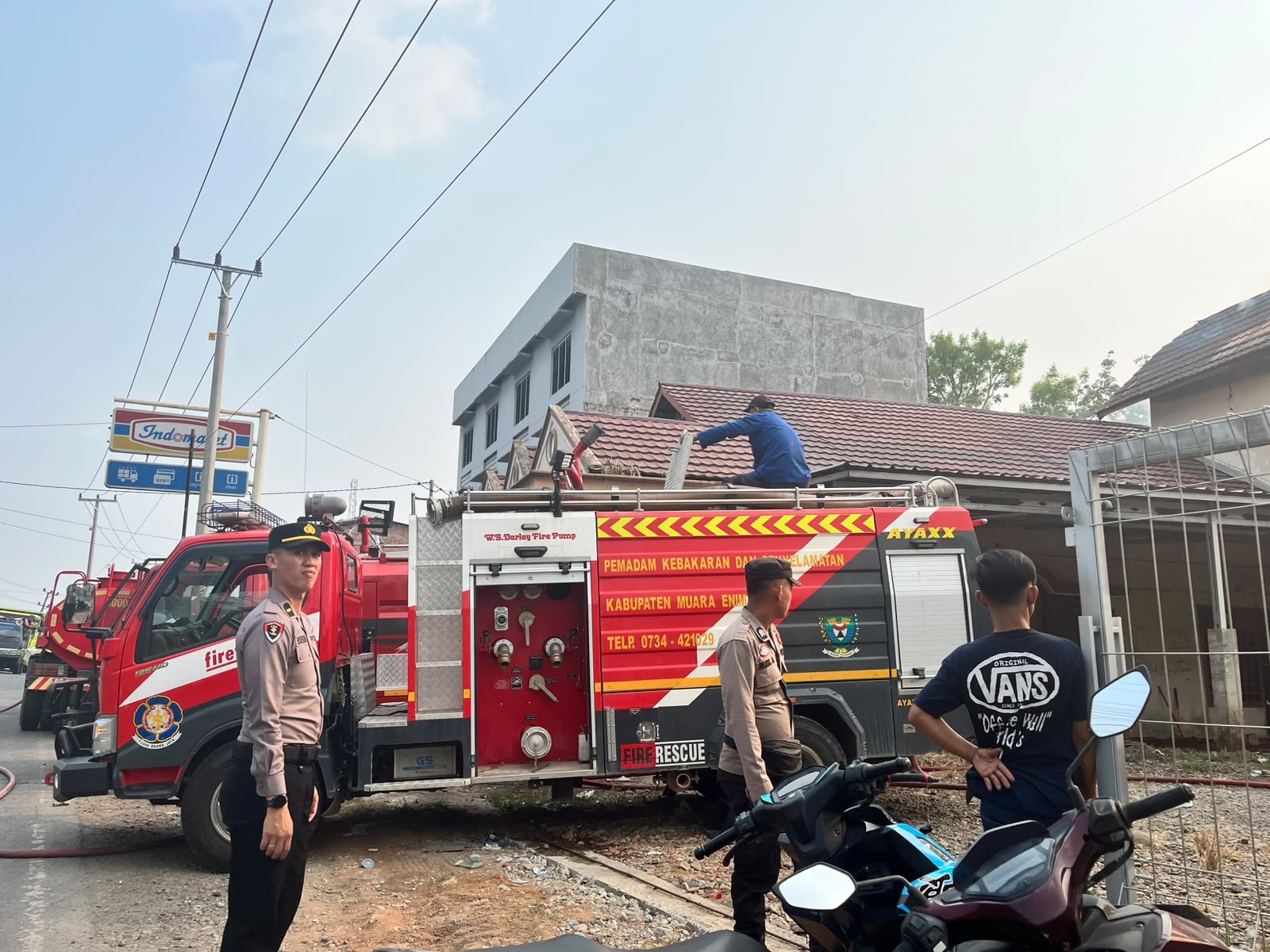 Polisi Bersama Masyarakat Peduli Api: Kebakaran Hutan dan Rumah di Karang Raja, Polres Muara Enim Turun ke Lokasi