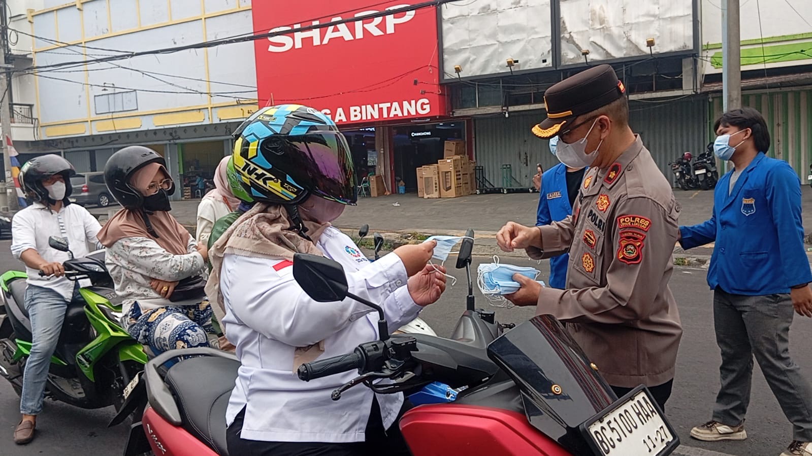 Peduli Kesehatan Masyarakat, Polres Lubuk Linggau Bersama PMII Bagikan 1.500 Masker di Simpang RCA