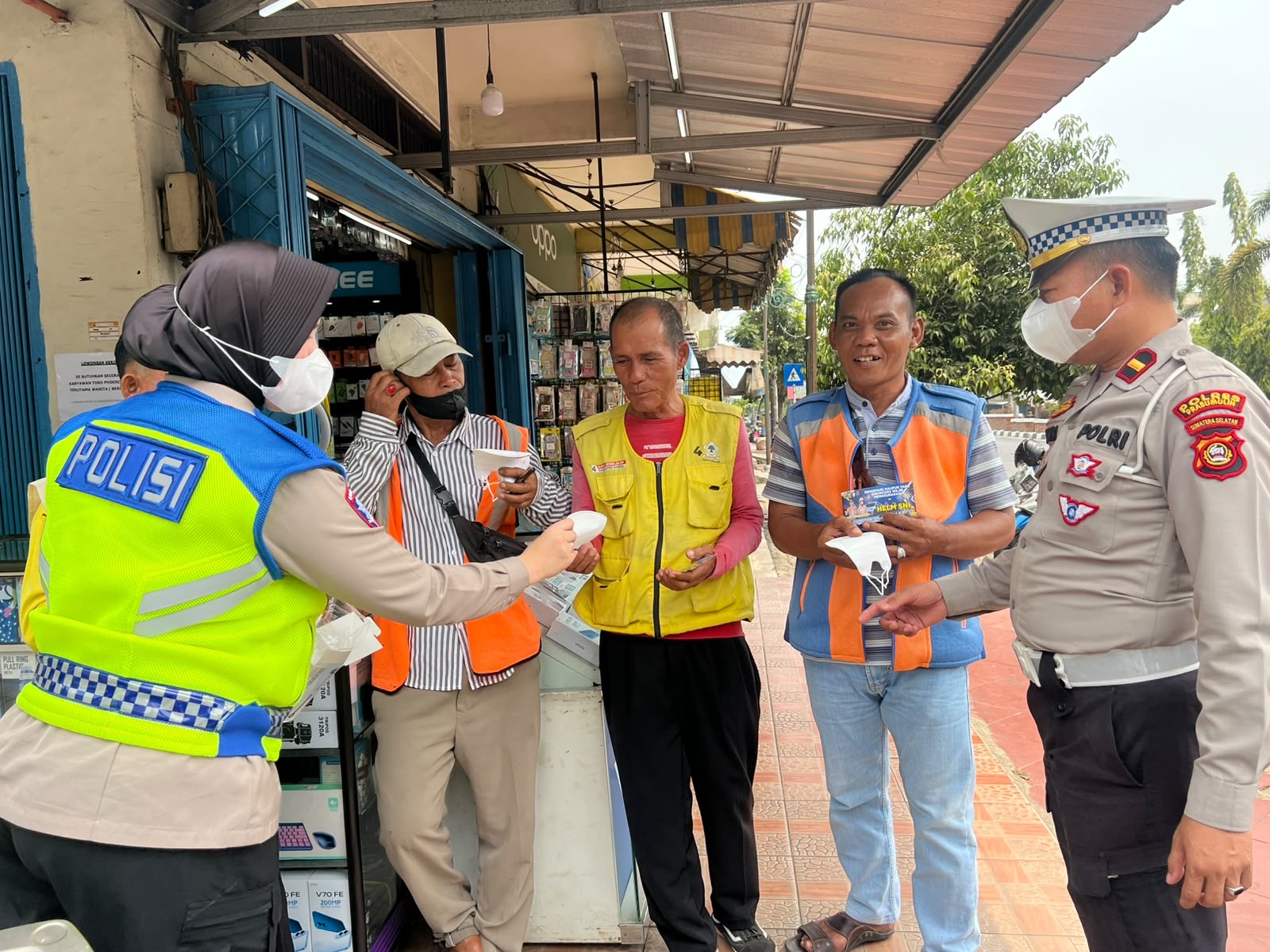 Peduli Kesehatan Pengendara Ojek, Unit Kamsel Satlantas Polres Prabumulih Bagikan Masker Gratis dan Edukasi Tertib Berlalu Lintas