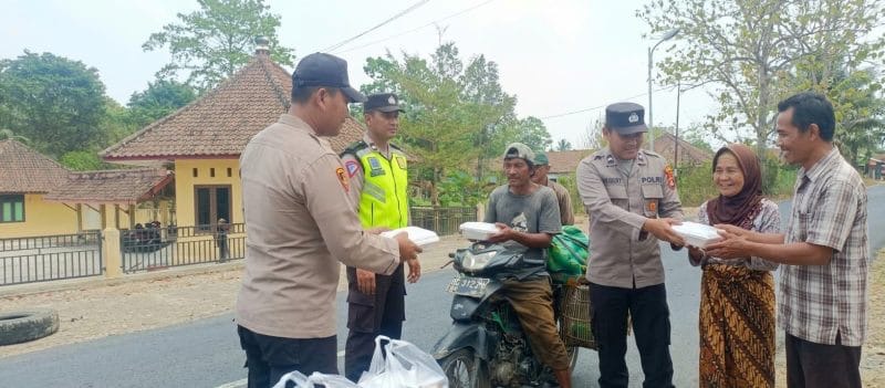 Sentuh Hati Warga Harisan Besar, Polsek Cempaka Salurkan Paket Makanan Tali Asih