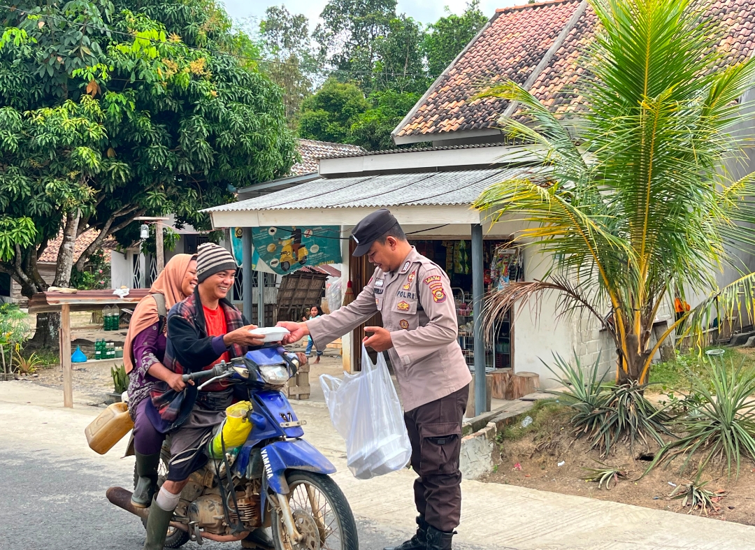 Wujud Kepedulian, Polsek Rambang Bagikan Nasi Kotak Lewat Program Jumat Berkah