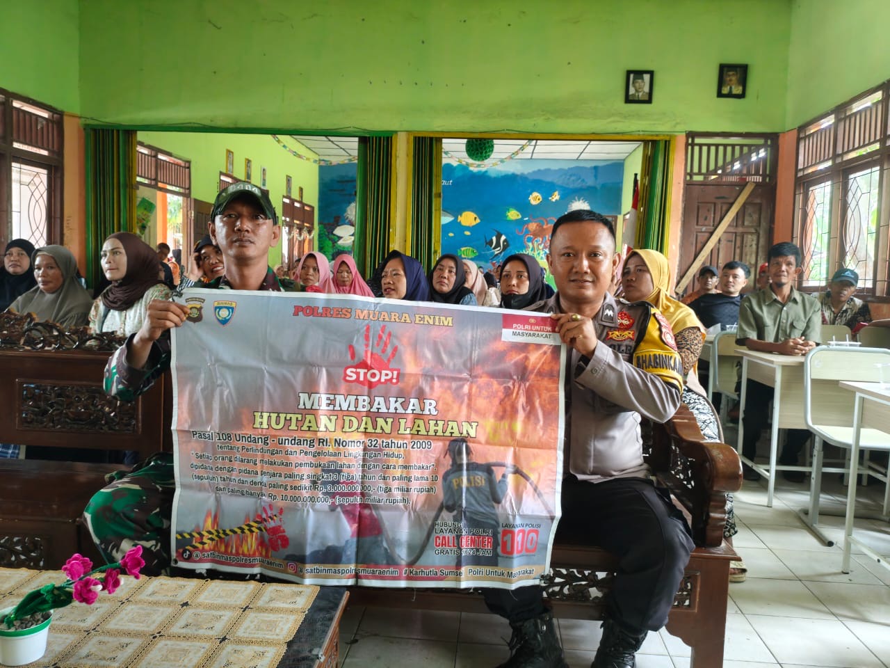 Bhabinkamtibmas Polres Muara Enim Hadiri Pembentukan Komite SMP Negeri 7, Sampaikan Pesan Kamtibmas dan Cegah Karhutla