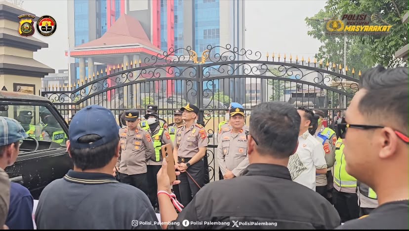 Kapolrestabes Palembang Hadir di Tengah Massa Aksi, Pengamanan di Mapolda Sumsel Berlangsung Kondusif