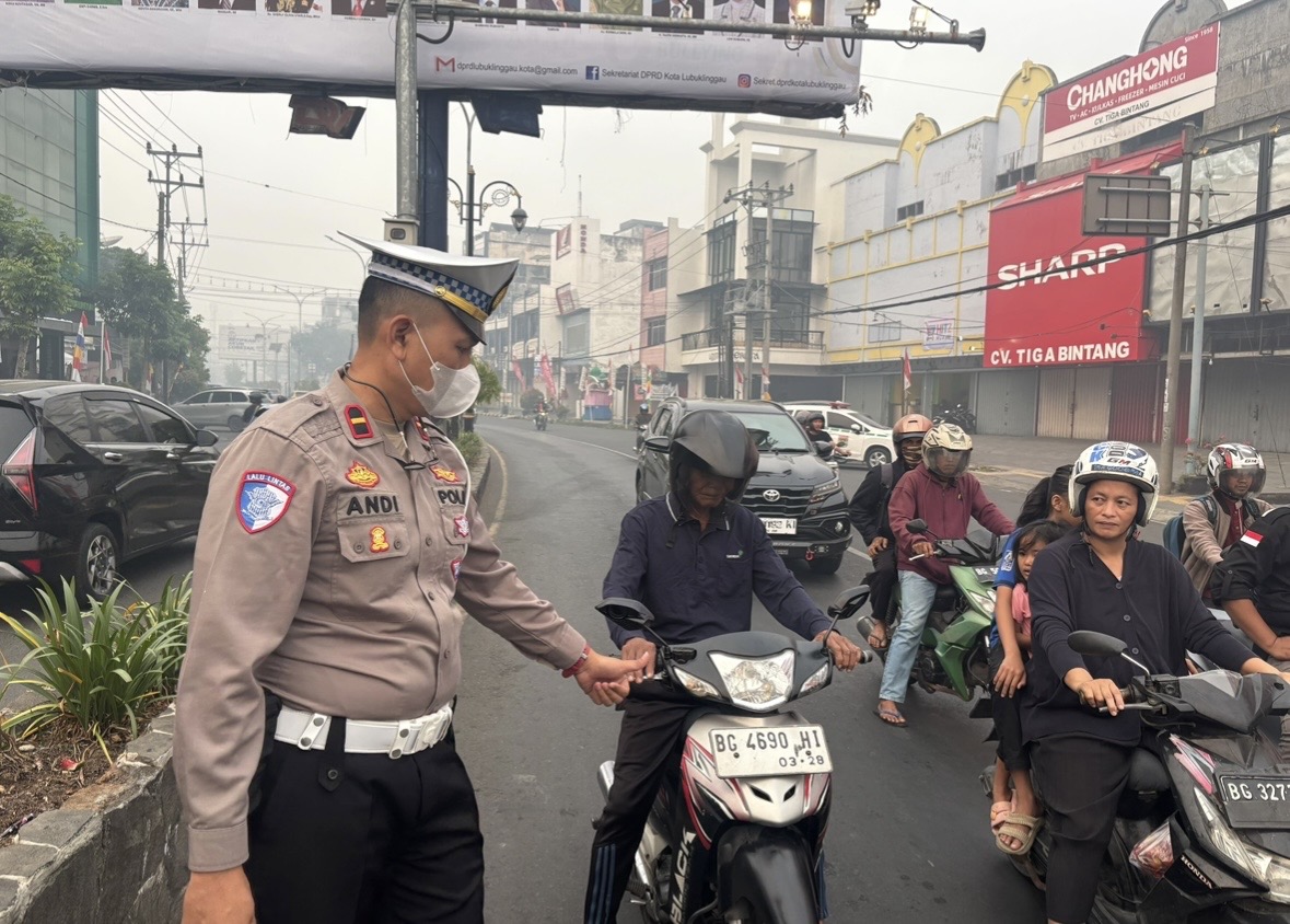 Kabut Asap Tebal Ganggu Jarak Pandang, Satlantas Polres Lubuk Linggau Imbau Pengendara Nyalakan Lampu dan Kurangi Kecepatan