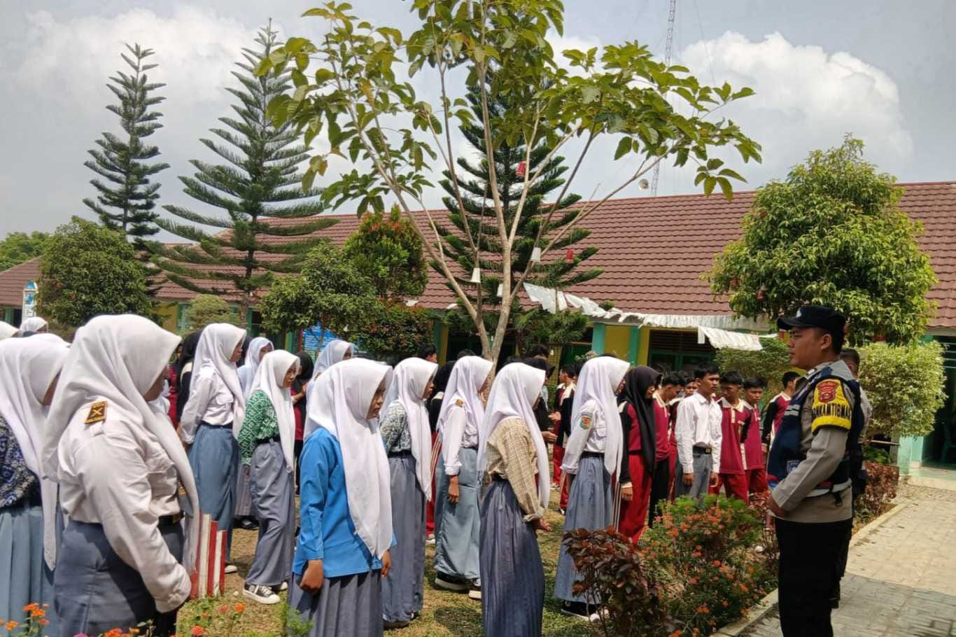 Cegah Narkoba dan Kecelakaan Lalu Lintas, Polsek Madang Suku I Edukasi Pelajar SMK Negeri Belitang Madang Raya