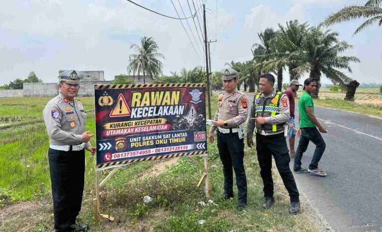 Cegah Kecelakaan di Belitang, Satlantas Polres OKU Timur Pasang 4 Banner di Jalur Rawan Laka