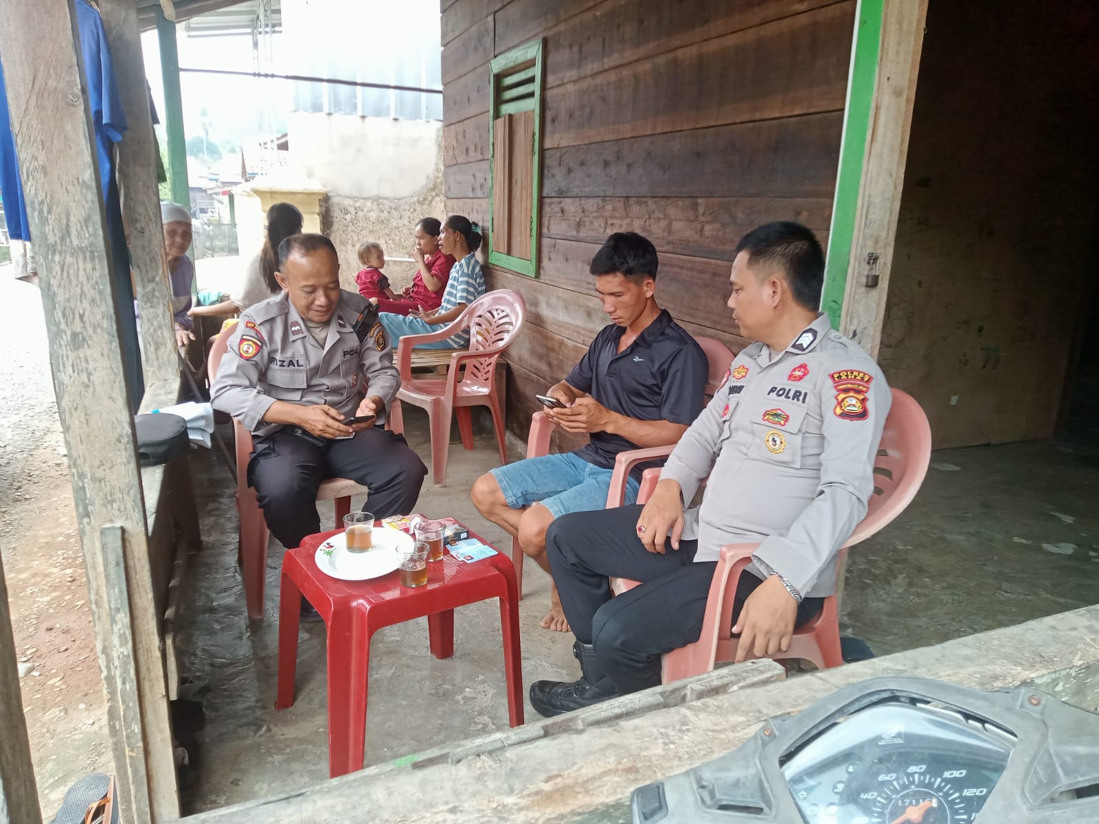 Polsek Kikim Timur Bersama Petugas Sosial Bantu Pendaftaran Calon Penerima Bansos Melalui Portal Agen Perlinsos
