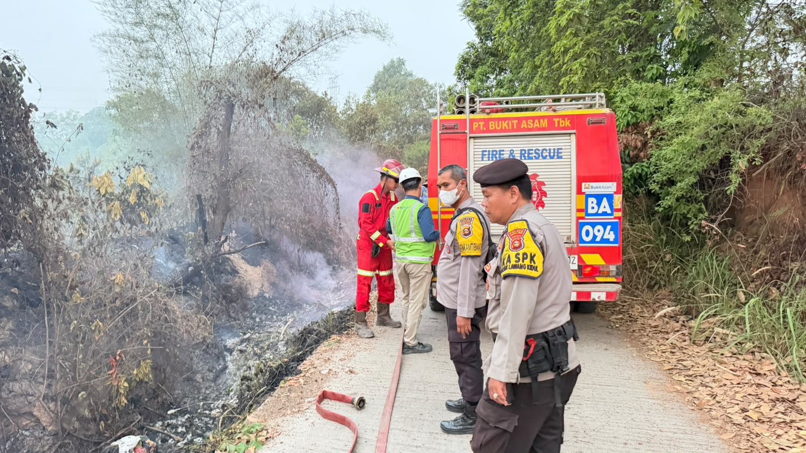 Polisi Bersama Masyarakat Bergerak Cepat Padamkan Kebakaran Lahan di Lawang Kidul