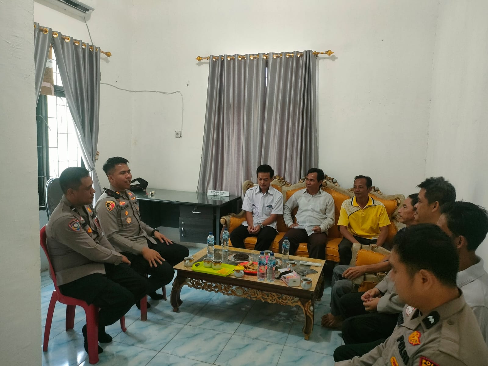 POLISI BERSAMA MASYARAKAT: Sambangi Kantor Desa Muara Meo, Polsek Tanjung Agung Ajak Warga Jaga Kamtibmas dan Cegah Karhutla
