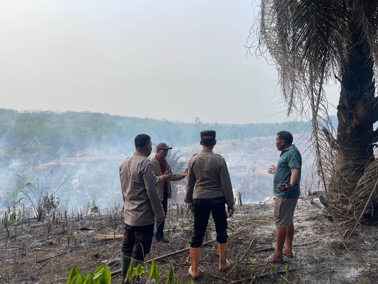 Kapolsek Lubuk Batang Bersama Damkar dan Masyarakat Padamkan Kebakaran Lahan di Wilayah OKU