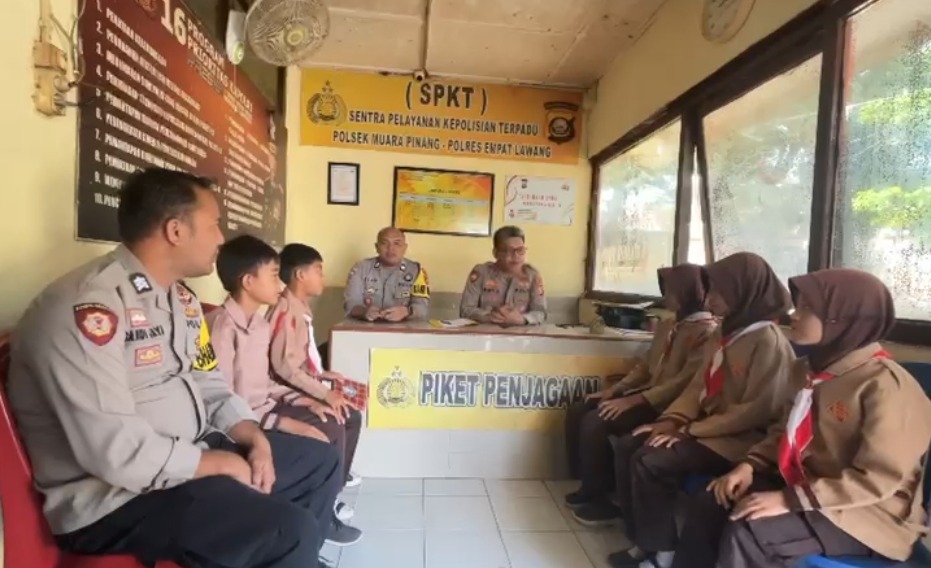 Kapolsek Muara Pinang Edukasi Pelajar SD tentang Keselamatan Berlalu Lintas dan Kenalkan Tugas Kepolisian