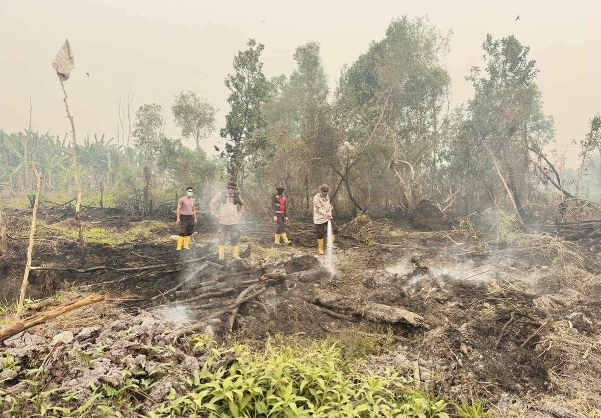 Lahan Gambut di Jalan Tamyis Timbangan Terbakar, Sat Samapta Polres Ogan Ilir Turun Padamkan Api