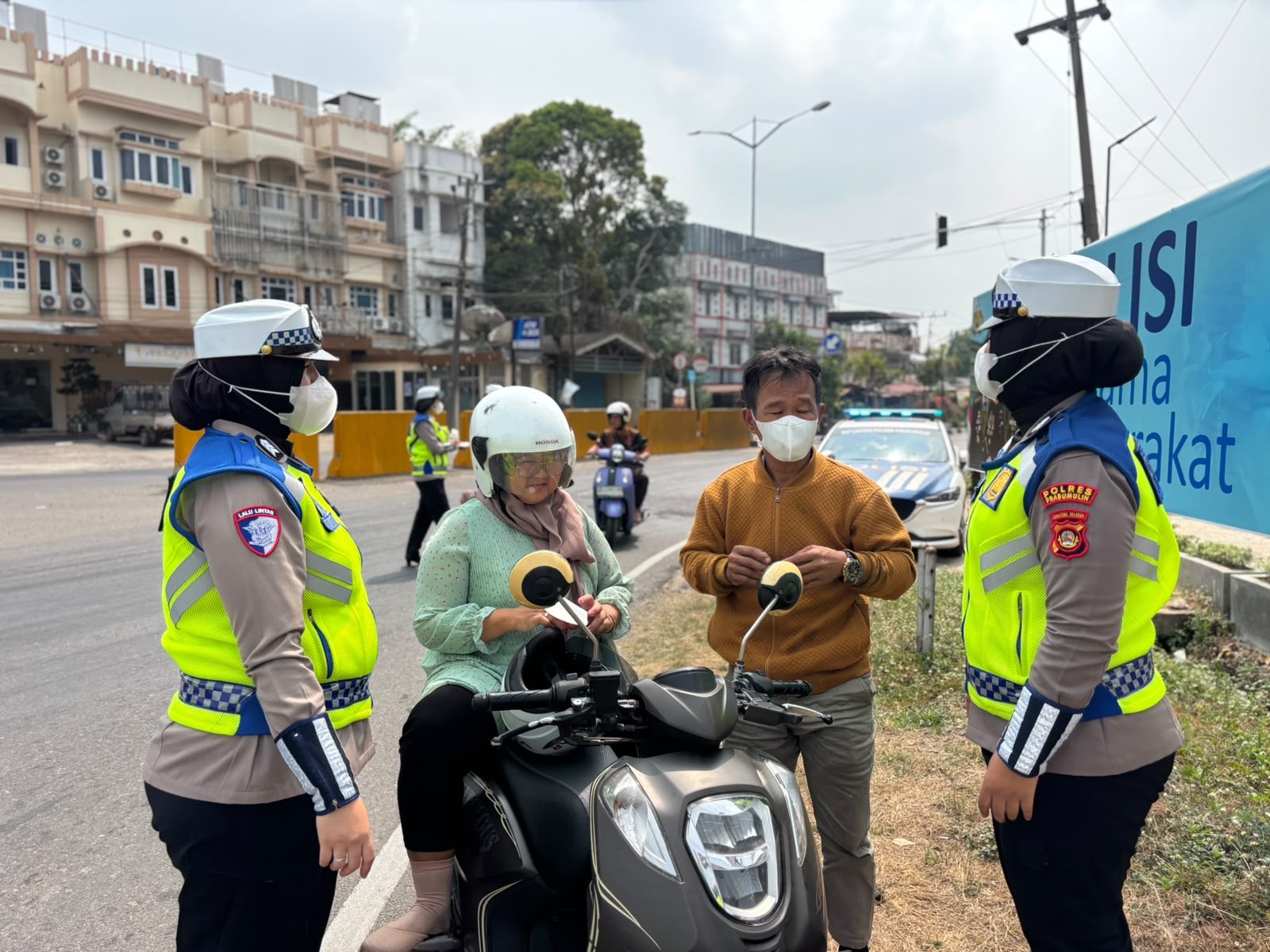 Peduli Kesehatan Pengendara, Polwan Satlantas Polres Prabumulih Bagikan Masker Gratis di Air Mancur
