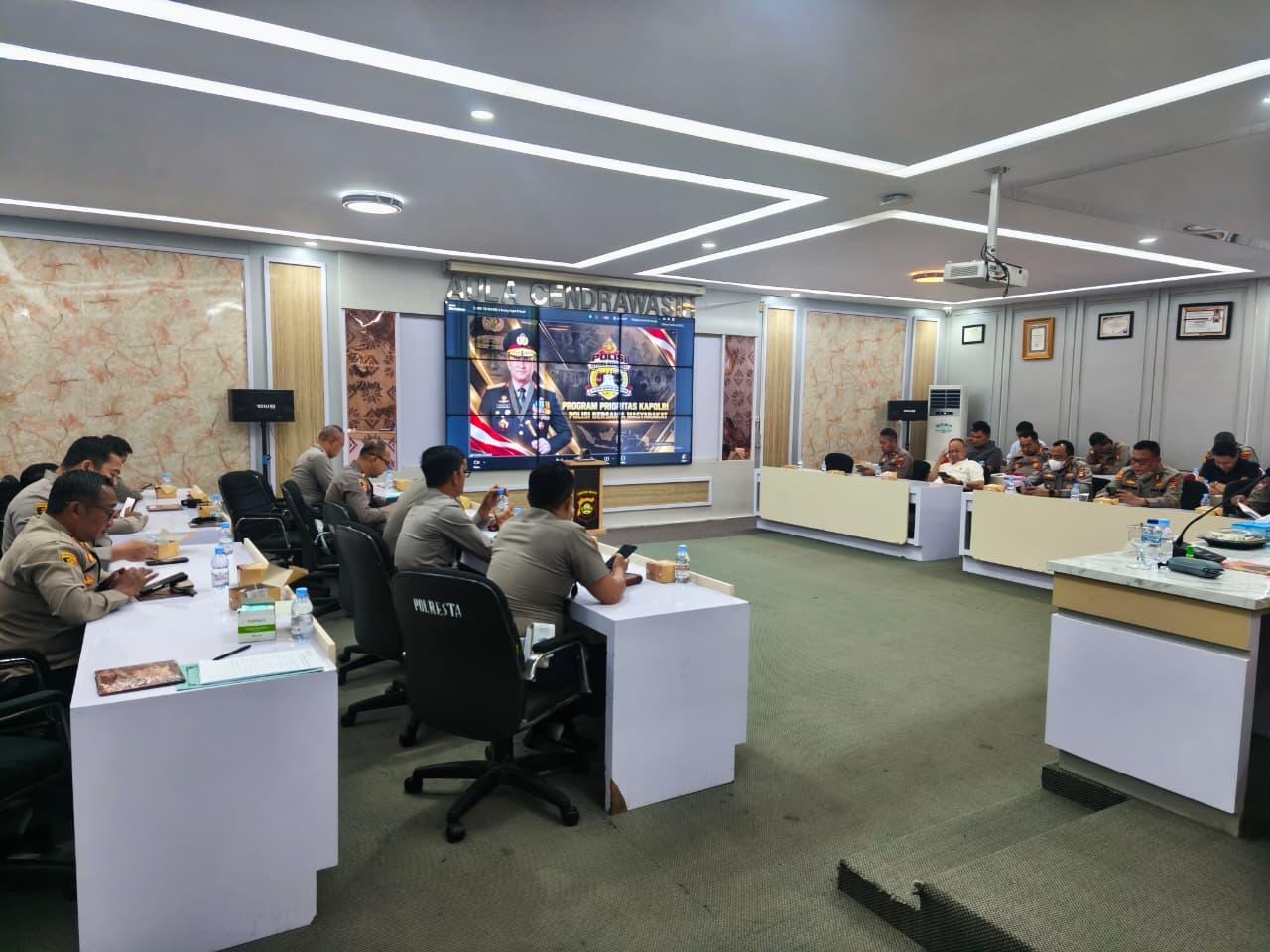Perkuat Implementasi Program Prioritas Kapolri, Wakapolrestabes Palembang dan PJU Ikuti Arahan Melalui Zoom Meeting