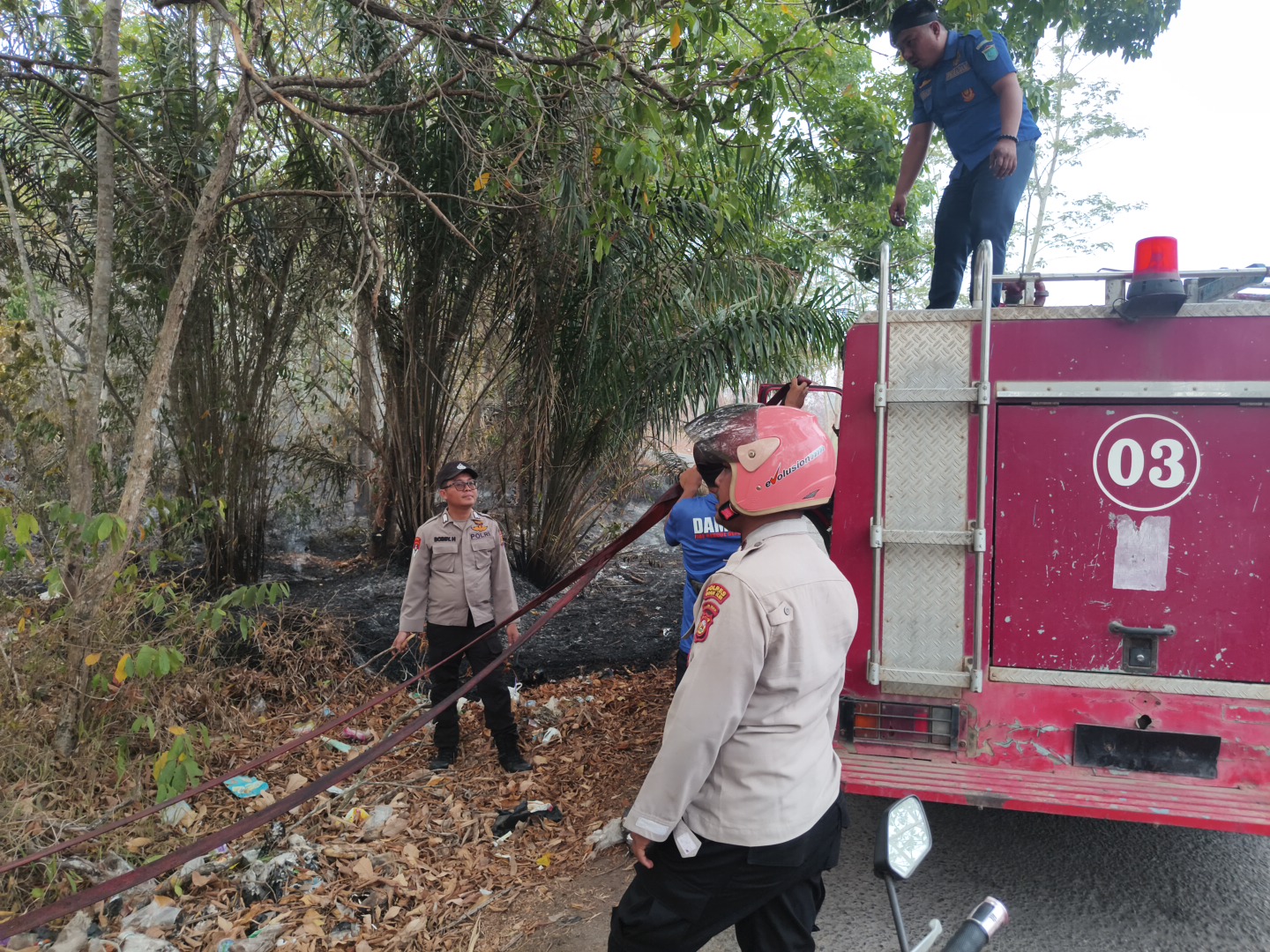Polsek Tanjung Raja Cek Hotspot dan Padamkan Kebakaran 1 Hektare di Jalan Juang 45 Belanti