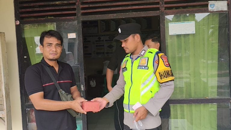 Aksi Kepedulian Sosial Personel Polsek Belitang I di Tengah Masyarakat