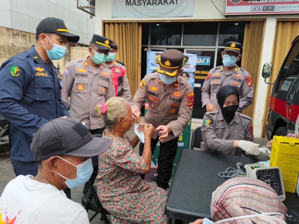 Peduli Kesehatan Masyarakat, Polres Lubuk Linggau Bagikan Masker dan Gelar Pemeriksaan Kesehatan Gratis