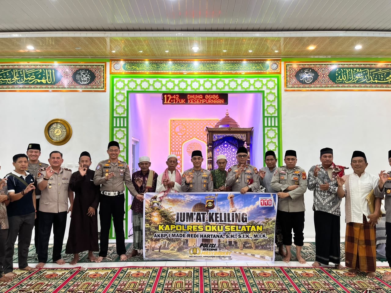 *Jumat Keliling - Kapolres OKU Selatan Naik Mimbar Jadi Khatib dan Gelar Bakti Kesehatan*