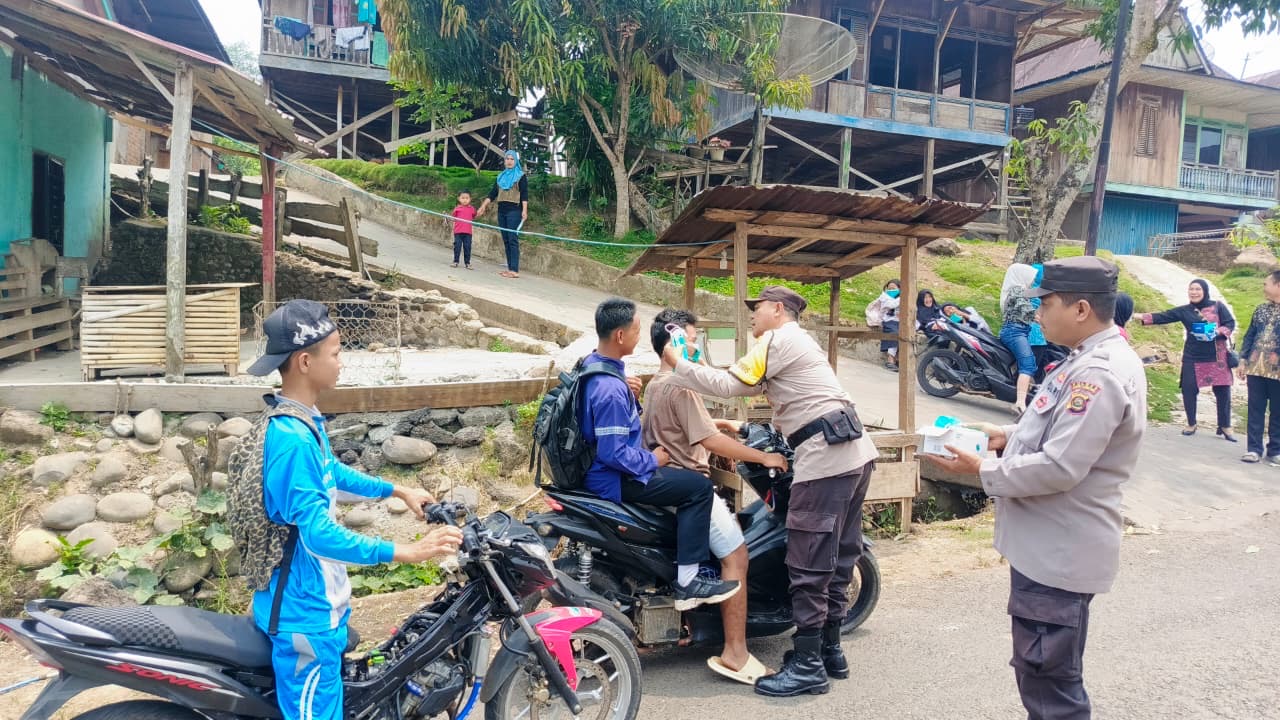 *Antisipasi Dampak Asap, Polsek Talang Padang Bersama Camat dan Kapus Bagikan Masker Gratis ke Pengguna Jalan*