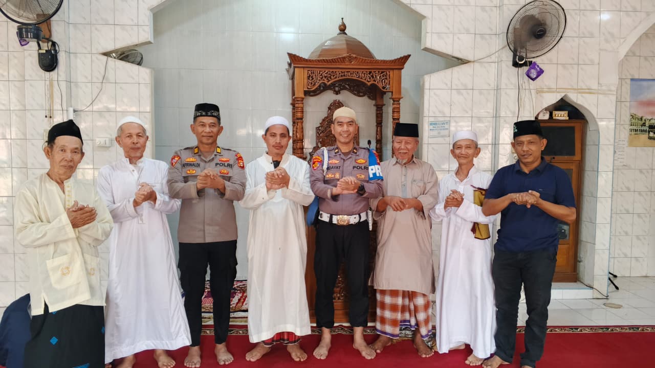 *Hadir di Tengah Jemaah Masjid Raya Tebing Tinggi, Polres Empat Lawang Sampaikan Pesan Kamtibmas Usai Sholat Jumat*