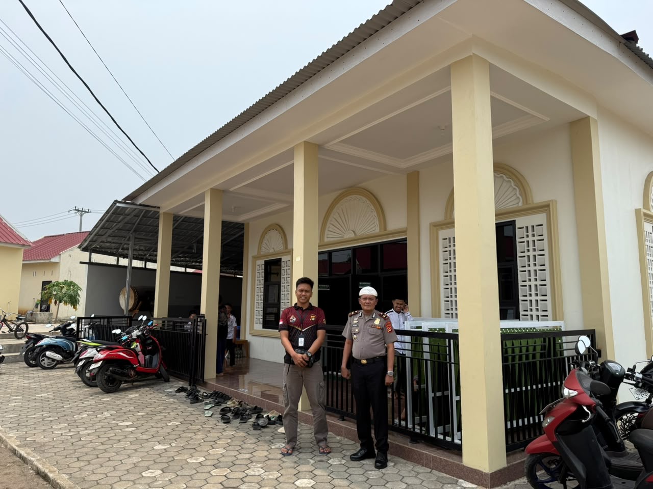 *Pererat Silaturahmi dan Sampaikan Pesan Kamtibmas, Kasi Humas Polres Empat Lawang Bersama Anggota Gelar Sholat Jumat Keliling di Masjid Al-Bukhori*