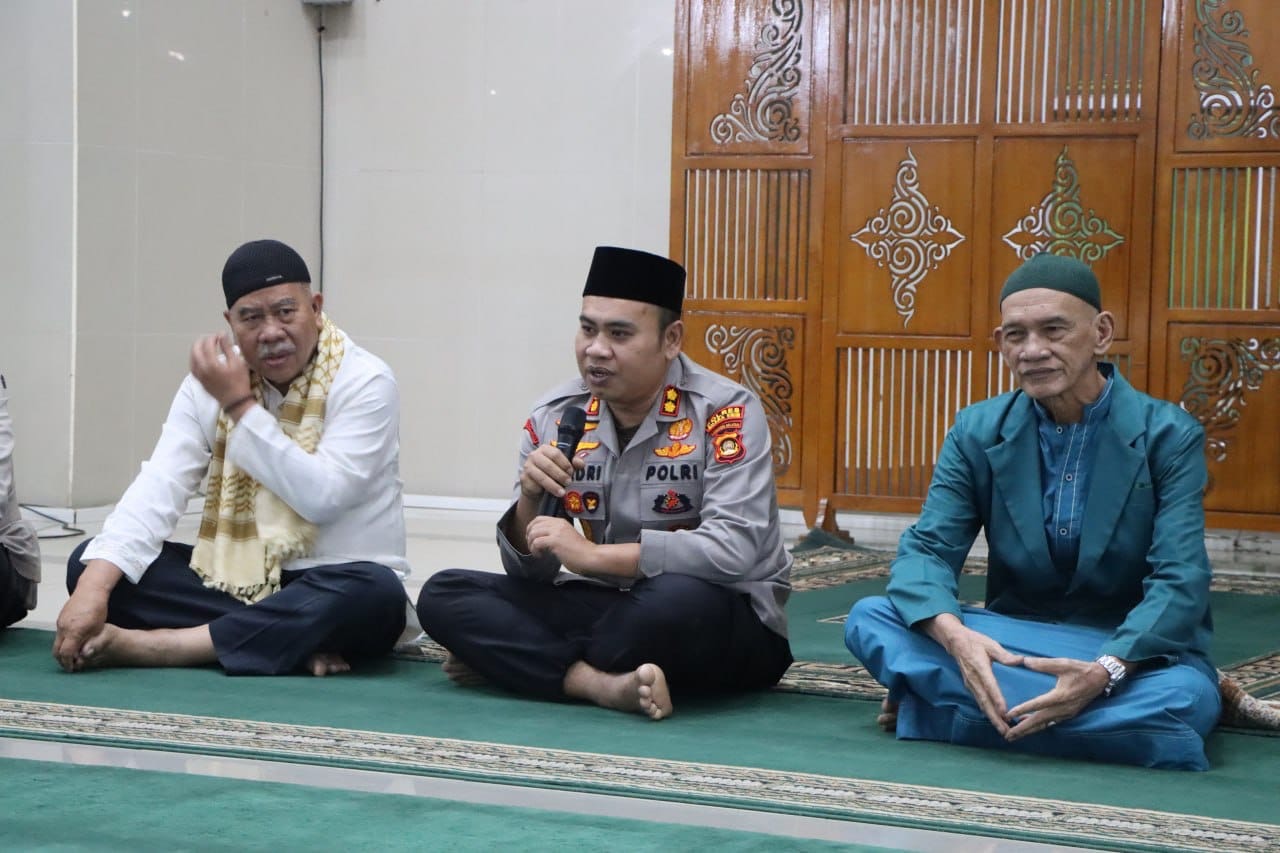 Polisi Bersama Masyarakat, Polres Muara Enim Hadir di Masjid Saat Subuh, Perkuat Silaturahmi dan Jaga Kamtibmas