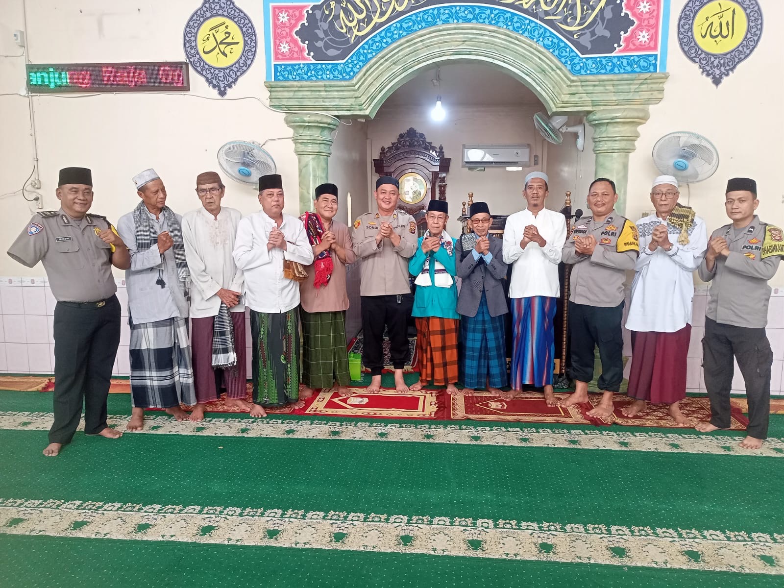 Jumat Keliling Dua Masjid, Kapolsek Tanjung Raja Sampaikan Program Polisi Bersama Masyarakat