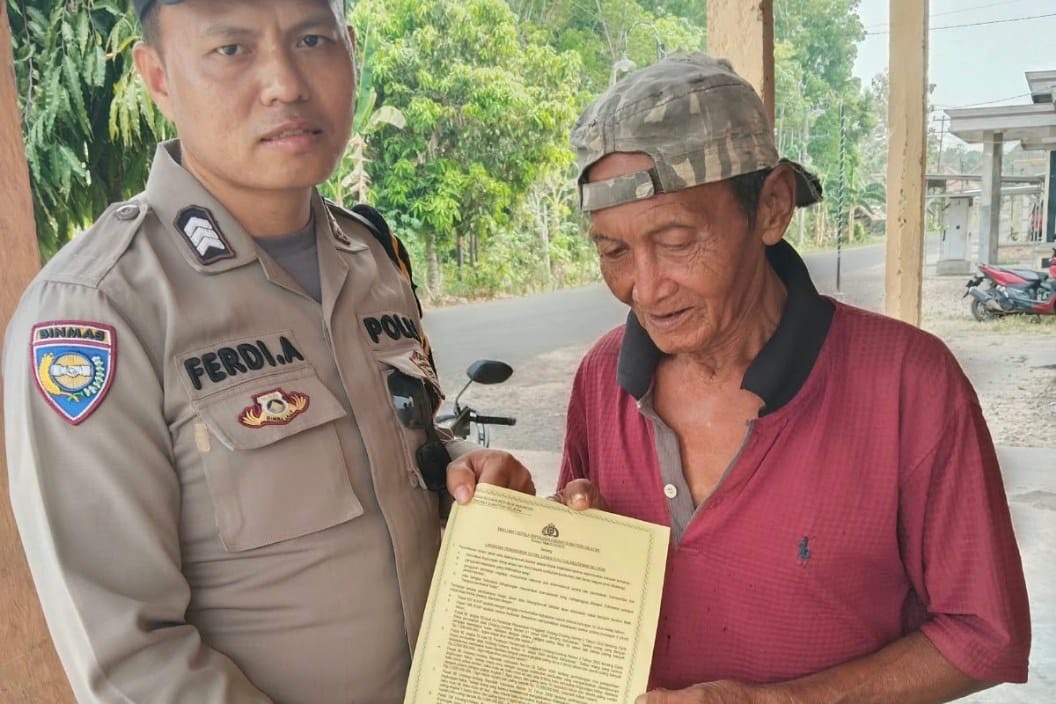 Cegah Karhutla, Personel Polsek BP Peliung Sosialisasikan Sanksi Pidana dan Pasang Spanduk Imbauan