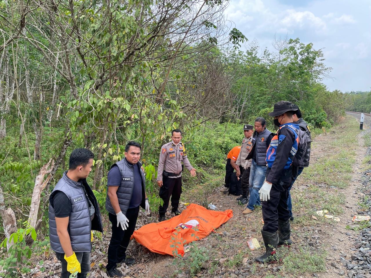 Personel Gabungan Polres Prabumulih Evakuasi Korban Tertabrak Kereta Api di Karang Bindu