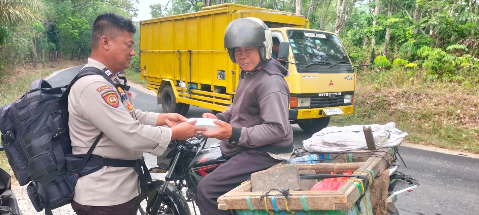 KEGIATAN SEDEKAH DAN BERBAGI PERSONEL POLSEK MDS I POLRES OKU TIMUR