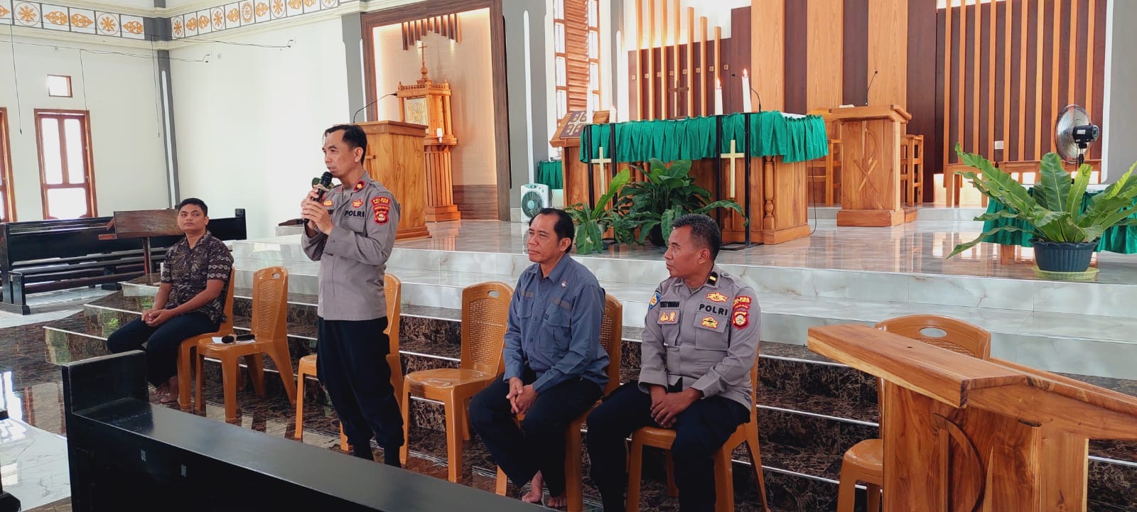 KEGIATAN MINGGU KASIH PROGRAM KAPOLRI, WAKAPOLRES OKU TIMUR SAMPAIKAN HIMBAUAN KAMTIBMAS DI GEREJA KATOLIK SANTO MARTINUS