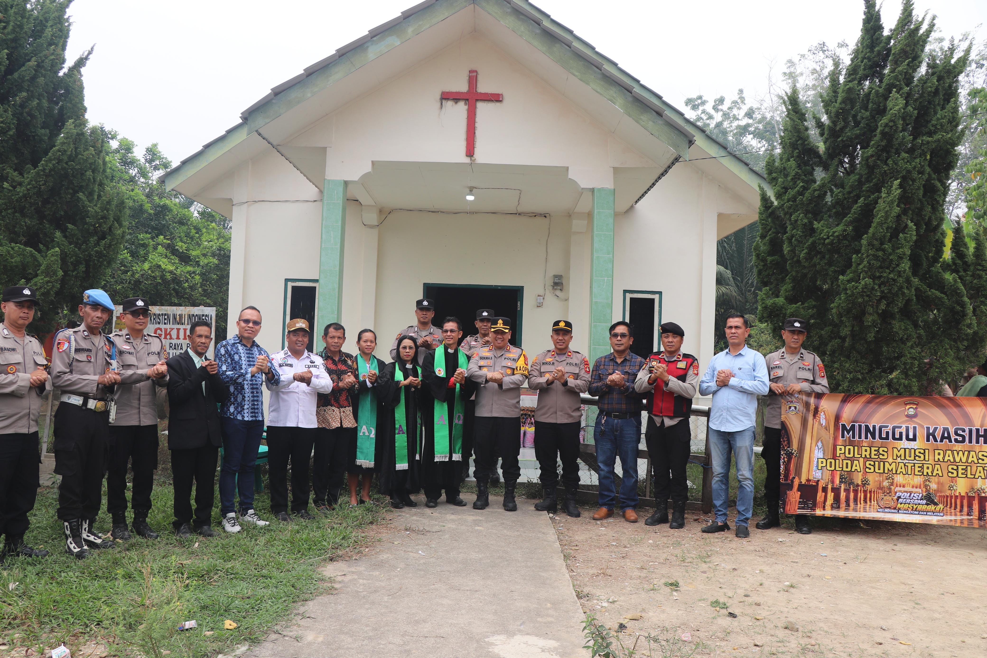 Kapolres Musi Rawas Pimpin Ibadah Minggu Kasih dan Aksi Sosial di GKII Suku Anak Dalam di desa Sukaraya