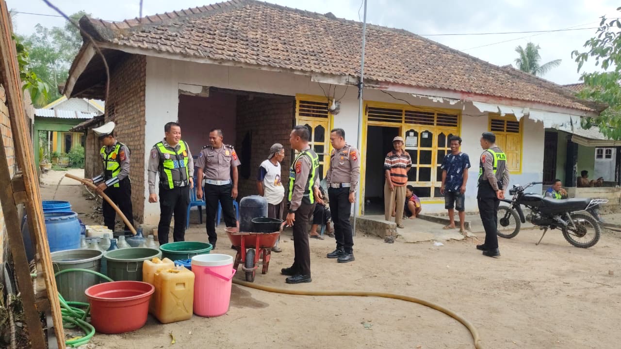 *Lantas Berbagi, Polres OKI Salurkan 10.000 Liter Air Bersih untuk Warga Lubuk Seberuk*