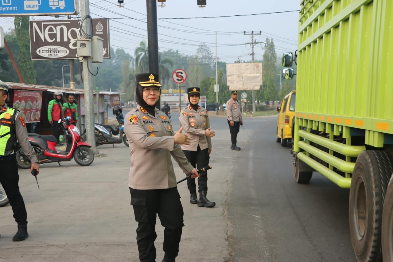 *Hadir di Tengah Masyarakat, Kapolres Ogan Ilir Pimpin Pengaturan Lalu Lintas Pagi, Patroli, dan Sosialisasikan Layanan 110*