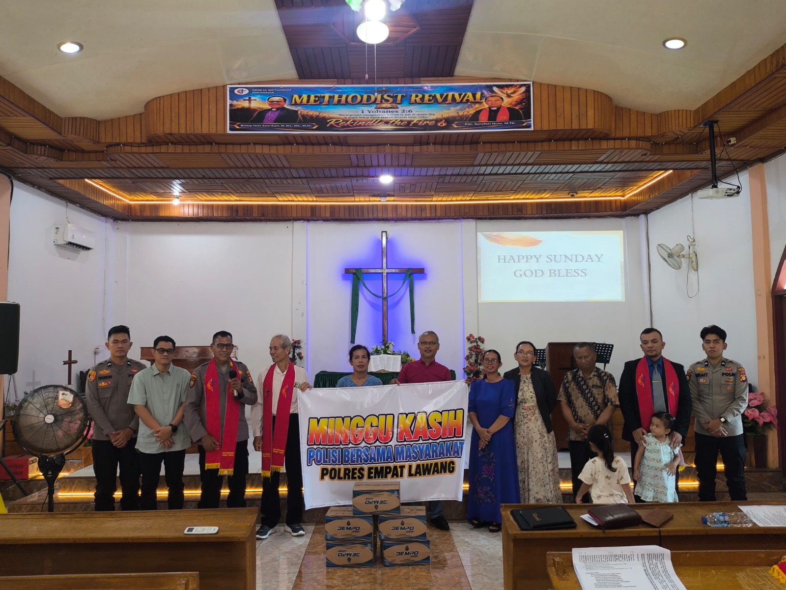 *Pendekatan Humanis Sat Samapta Polres Empat Lawang: Ikut Pelayanan hingga Bagikan Air Mineral di Program "Minggu Kasih" Gereja Methodist Hermon*