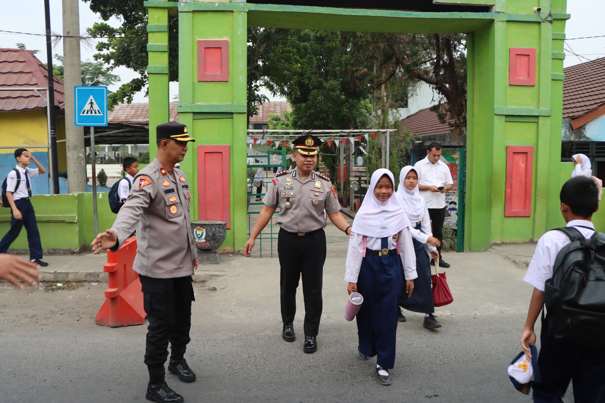 Aksi Humanis Kapolres Muara Enim: Bantu Pelajar Menyeberang, Hadirkan Rasa Aman ke Sekolah