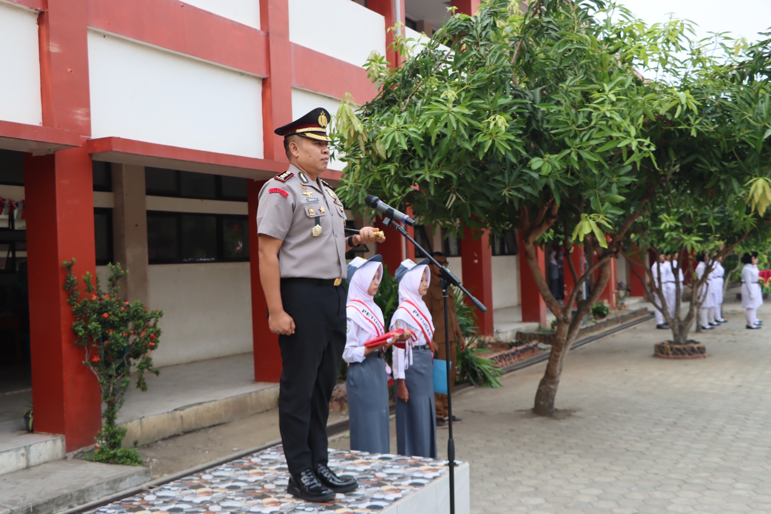 Kapolres Muara Enim Jadi Inspektur Upacara di SMKN 1, Ajak Pelajar Cerdas dan Berkarakter