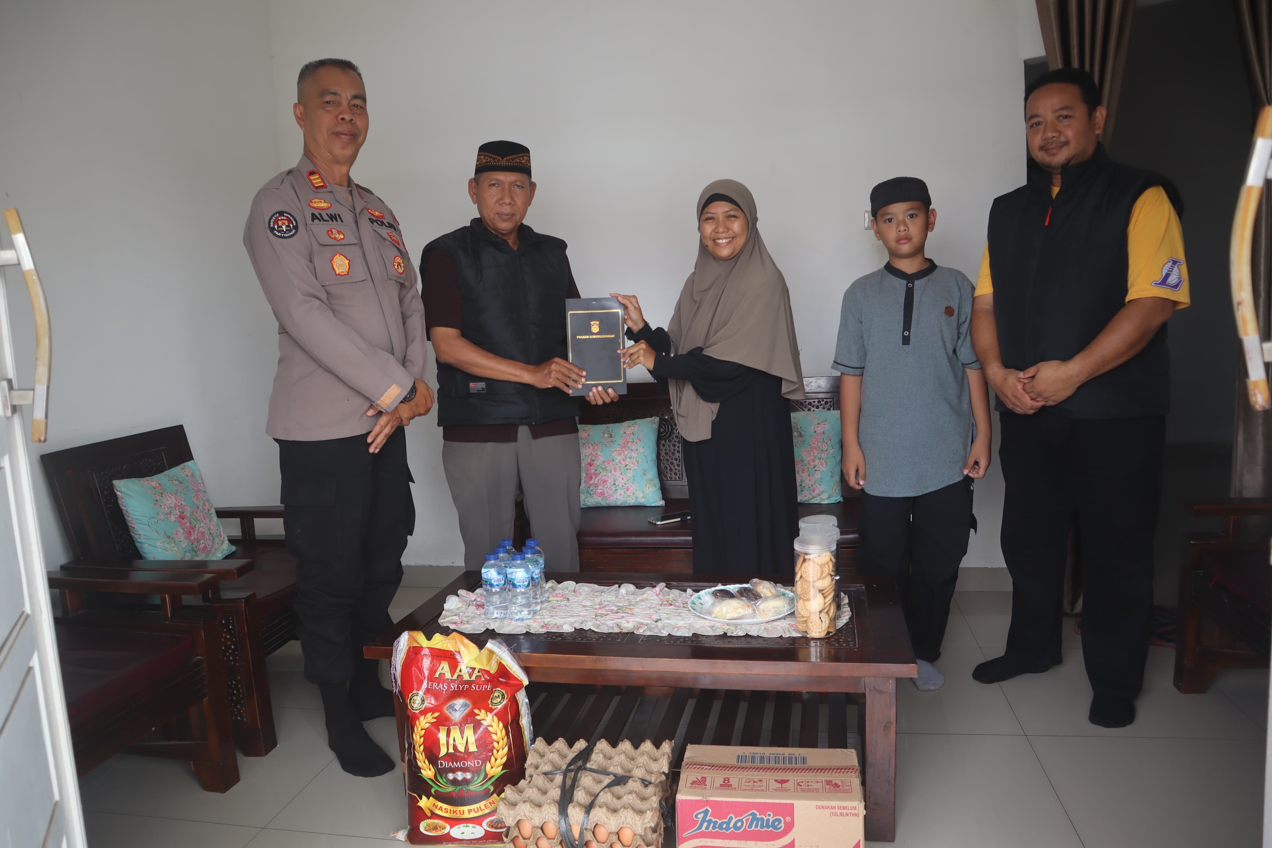 Sambut HUT ke-75 Humas Polri, Polres Lubuk Linggau Berbagi Kasih ke Panti Asuhan Insan Muda Membangun