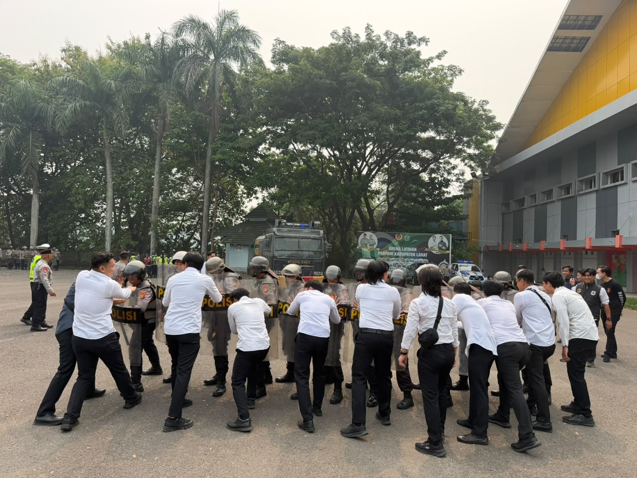 Kapolres Lahat Pimpin Simulasi Sispamkota, Sispam Mako dan Sispam Aspol untuk Tingkatkan Kesiapsiagaan Personel