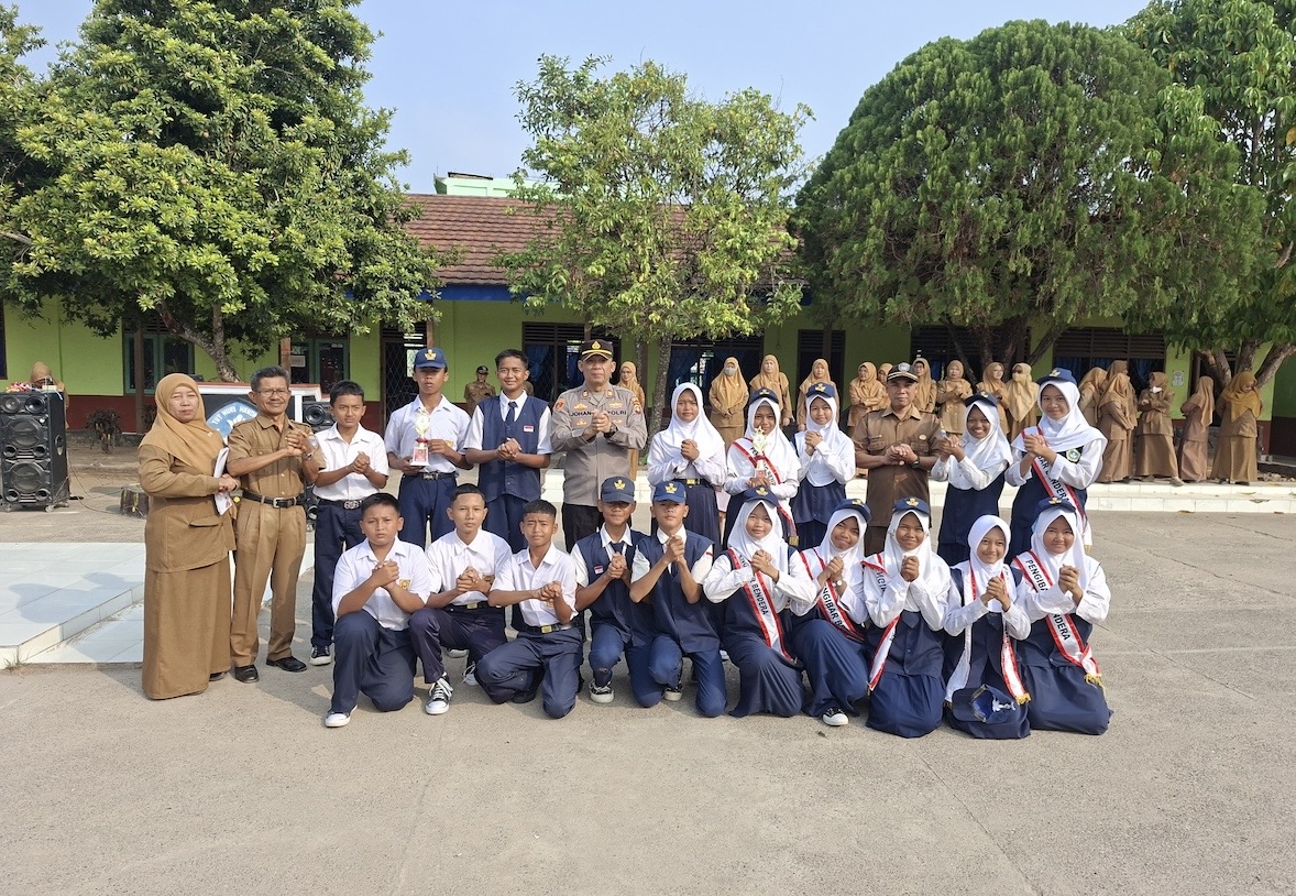 POLSEK BELITANG I GELAR UPACARA POLIDIK DI SMP NEGERI 02 BELITANG, KAPOLSEK AJAK PELAJAR DISIPLIN DAN JAUHI KENAKALAN REMAJA